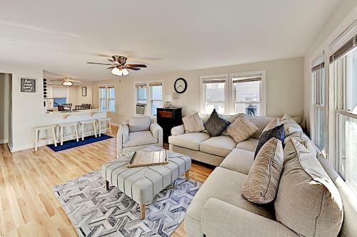 All-new Downtown Getaway - 2 Blocks To Beach & Bay Home