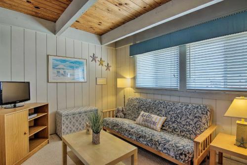Apartamento Nautical Beachfront Condo With Deck And Ocean Views!