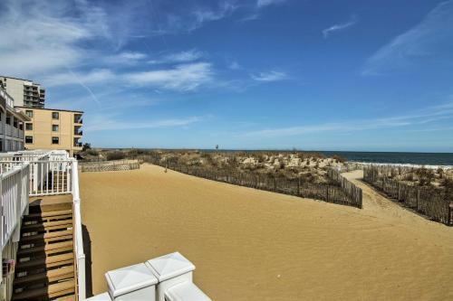 Apartamento Nautical Beachfront Condo With Deck And Ocean Views!