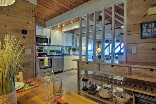 Apartamento Nautical Beachfront Condo With Deck And Ocean Views!