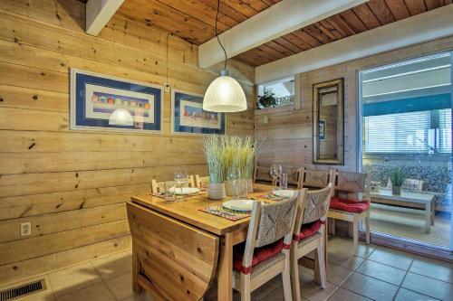 Apartamento Nautical Beachfront Condo With Deck And Ocean Views!