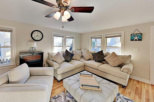 Downtown Copacabana Beach House With Guest Suite Home