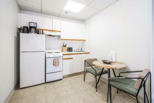 Evonify Stays - Theatre District Apartments