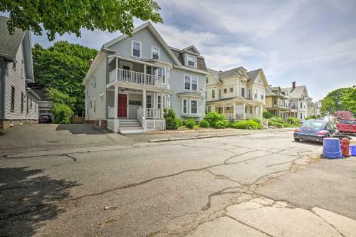 Quaint Beverly Townhome Walk To Beach And Downtown!