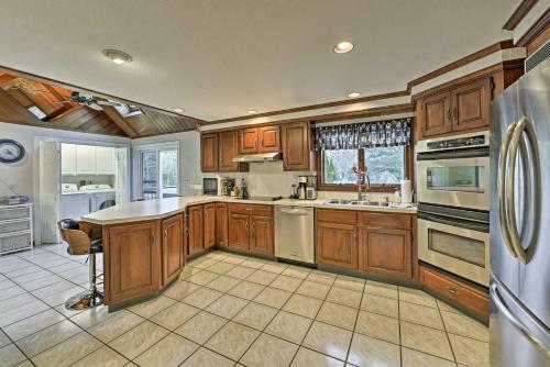 Bourne Home With Hot Tub And Deck, 10 Mins To Beaches!