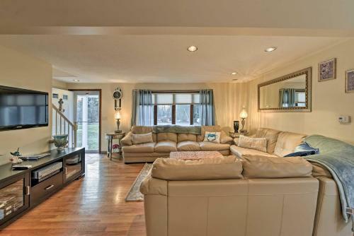 Bourne Home With Hot Tub And Deck, 10 Mins To Beaches!