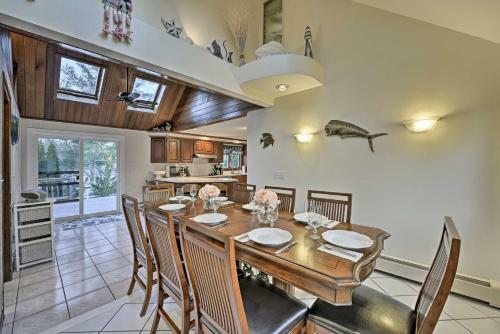 Bourne Home With Hot Tub And Deck, 10 Mins To Beaches!