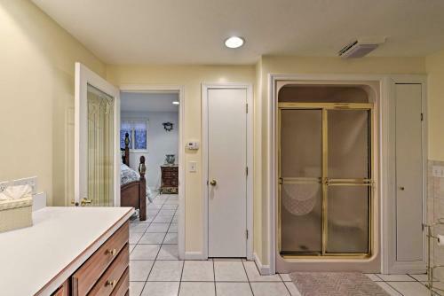 Bourne Home With Hot Tub And Deck, 10 Mins To Beaches!