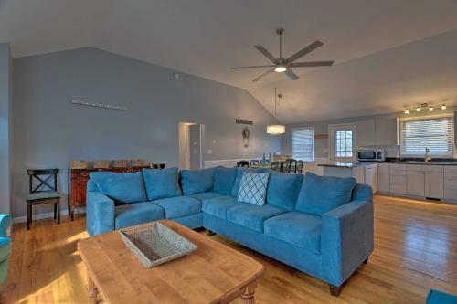 Quiet Cottage With Deck - 4mi To Beach And Shops!