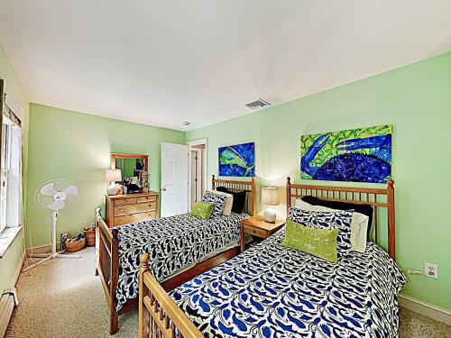 New Listing! Spacious Victorian - Walk To Beach Home