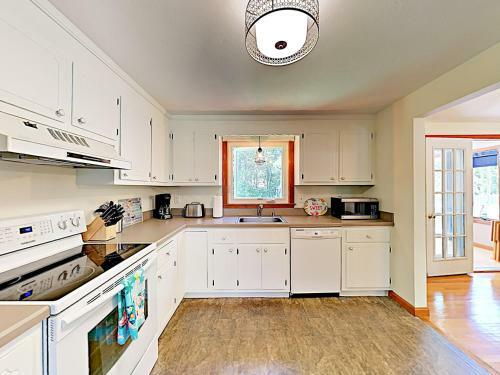 New Listing! Sunny Gem With Big Deck, Walk To Lakes Home