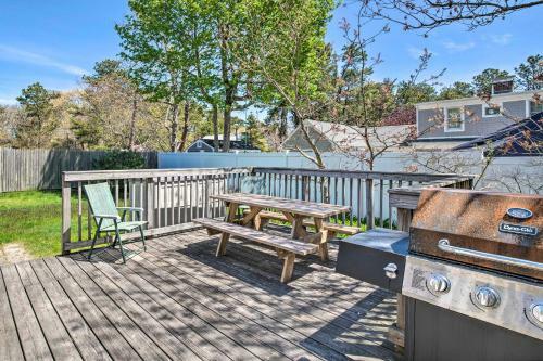 Cozy Yarmouth Home With Private Deck - Walk To Beach!