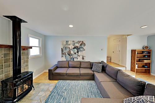 Spacious Getaway - Pool, Hot Tub, 2 Offices, Grill Home