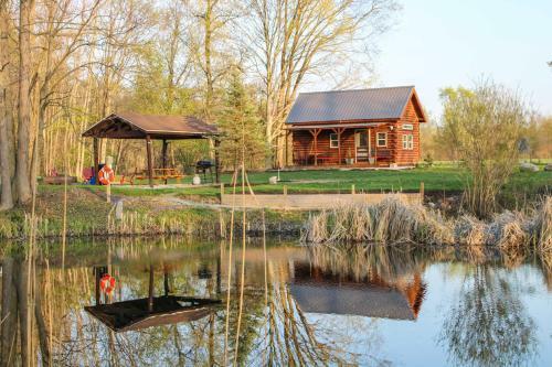 Quiet Cabin With Grill, Pond And Walking Trails!