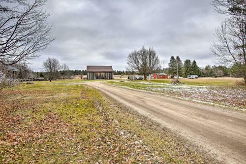 Quaint Farmhouse - Hunt, Fish And Snowmobile!