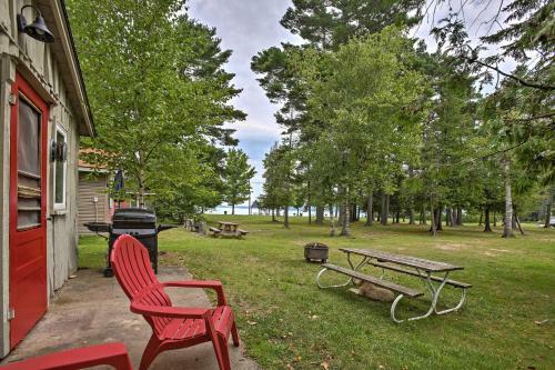 Charming Suttons Bay Cottage With Shared Waterfront!