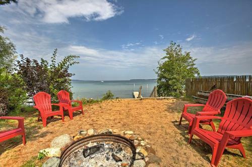 Apartamento Studio Apt With Shared Beach-steps To Suttons Bay!
