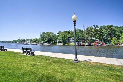 Apartamento Charming Saugatuck Condo With Private Deck And Grill!