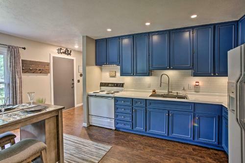 Charming Home With Deck, 2 Mi To Lake Michigan!