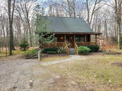Wonderful Log Cabin Near Private Beach And Lake Access