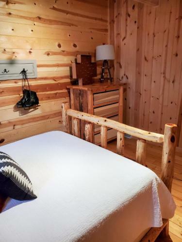 Wonderful Log Cabin Near Private Beach And Lake Access