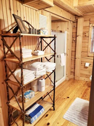 Wonderful Log Cabin Near Private Beach And Lake Access