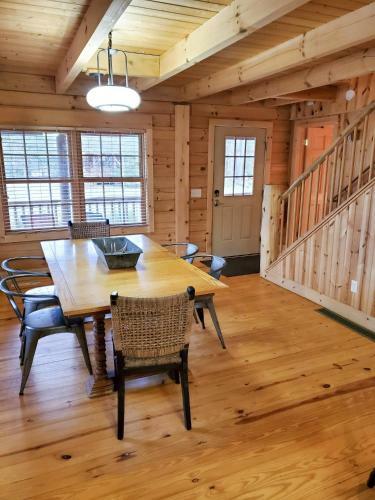Wonderful Log Cabin Near Private Beach And Lake Access