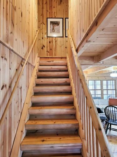 Wonderful Log Cabin Near Private Beach And Lake Access