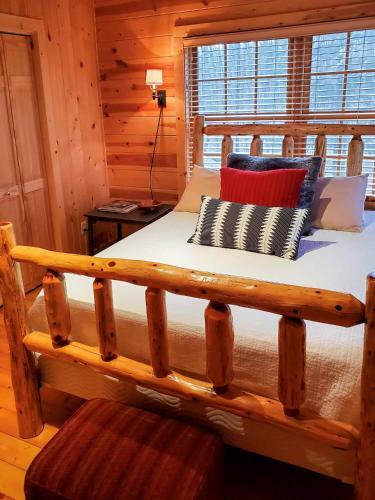 Wonderful Log Cabin Near Private Beach And Lake Access