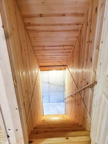 Wonderful Log Cabin Near Private Beach And Lake Access