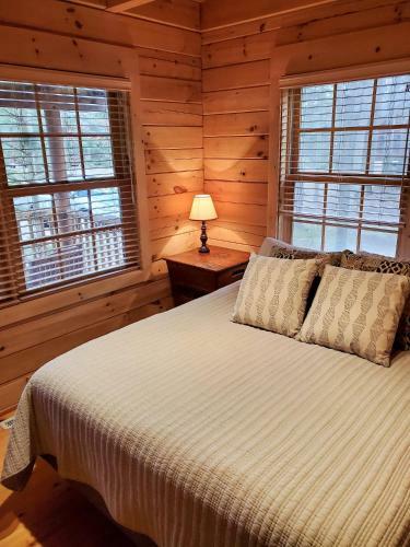 Wonderful Log Cabin Near Private Beach And Lake Access