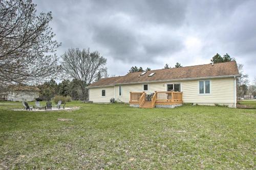 Cozy Traverse City Home With Deck, 9 Mi To Dtwn