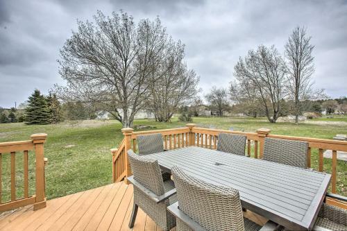 Cozy Traverse City Home With Deck, 9 Mi To Dtwn