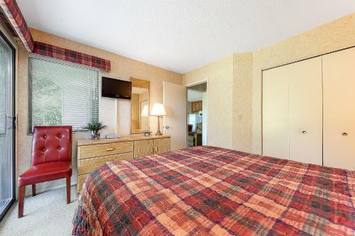 Comfy Lakeside Condo The Shores