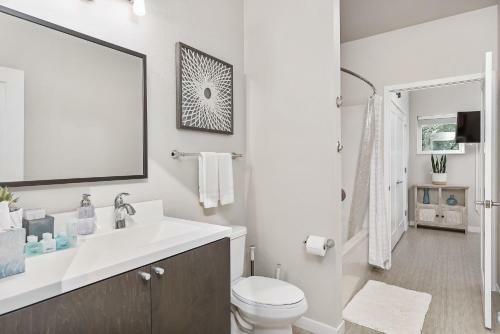 Beautiful & Modern Apartment - Walk To Uptown!