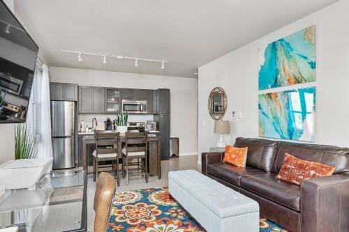Beautiful & Modern Apartment - Walk To Uptown!