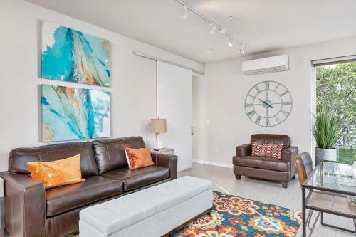 Beautiful & Modern Apartment - Walk To Uptown!