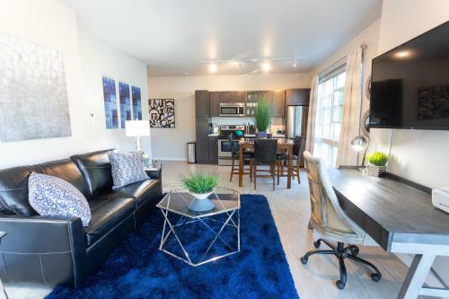 Beautiful & Modern Apartment - Walk To Uptown!