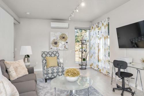 Beautiful & Modern Apartment - Walk To Uptown!