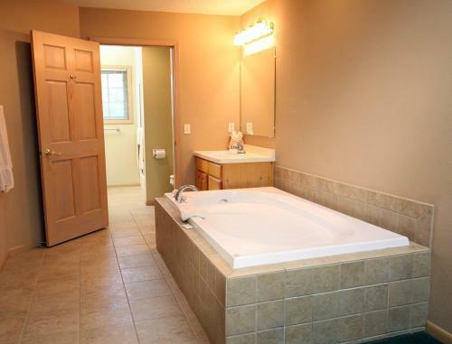 Beautiful Vacation Apartments On Serene Gull Lake
