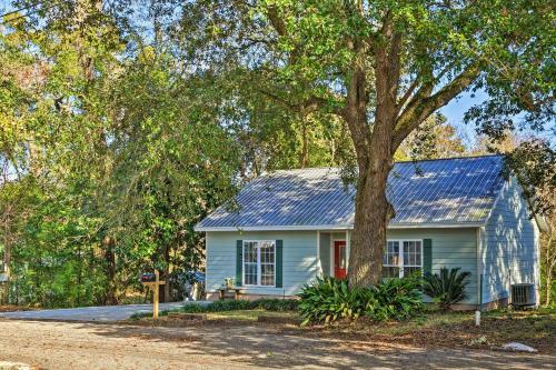 Charming Coastal Cottage Walk To Beach And Downtown!