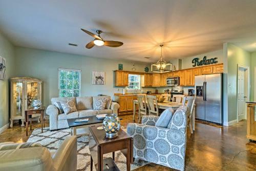 Charming Coastal Cottage Walk To Beach And Downtown!