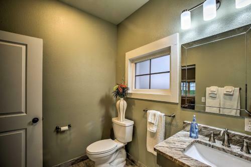 Downtown Branson Cottage With Pool Access!