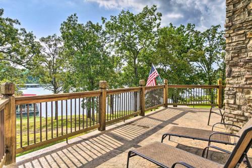 Large Lakeside Lodge With Dock And Private Hot Tub