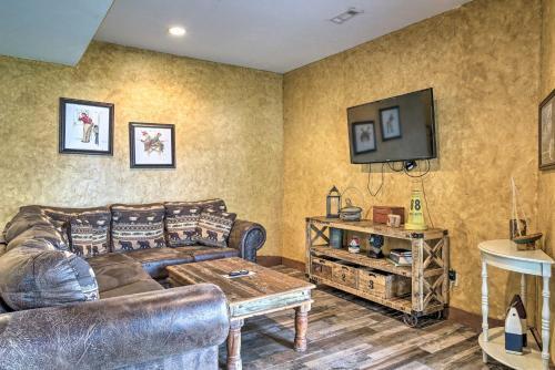 Large Lakeside Lodge With Dock And Private Hot Tub