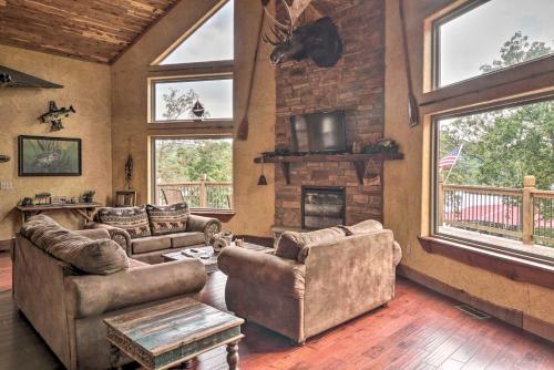 Large Lakeside Lodge With Dock And Private Hot Tub