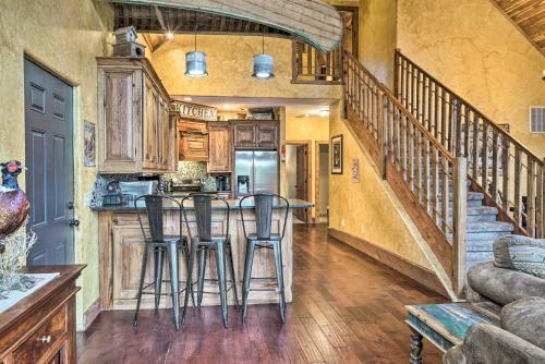 Large Lakeside Lodge With Dock And Private Hot Tub