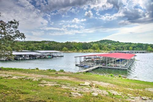 Large Lakeside Lodge With Dock And Private Hot Tub