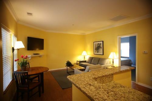 Palace View Apartment Near 76 Strip 1br Standard