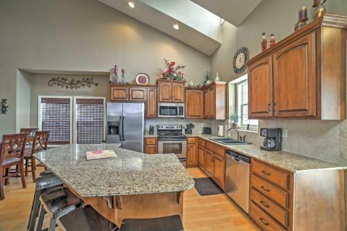 Expansive Hollister Retreat With Deck And Pool Access!